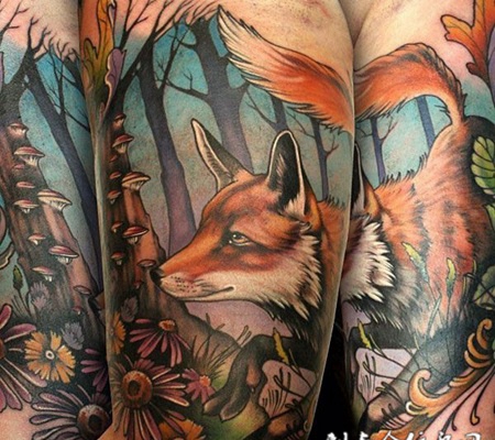 大臂上的森林狐狸纹身图案