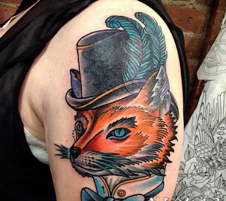 大臂上的帽子狐狸纹身图案