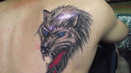 背部血狼纹身图片