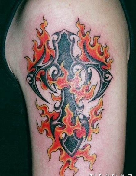 大臂上的十字架火焰纹身图案