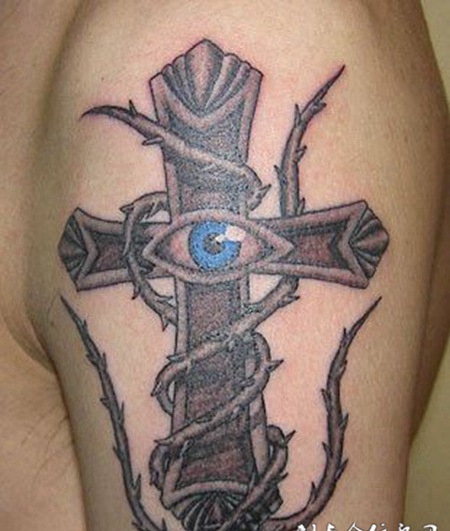 大臂上的十字架眼睛纹身图案