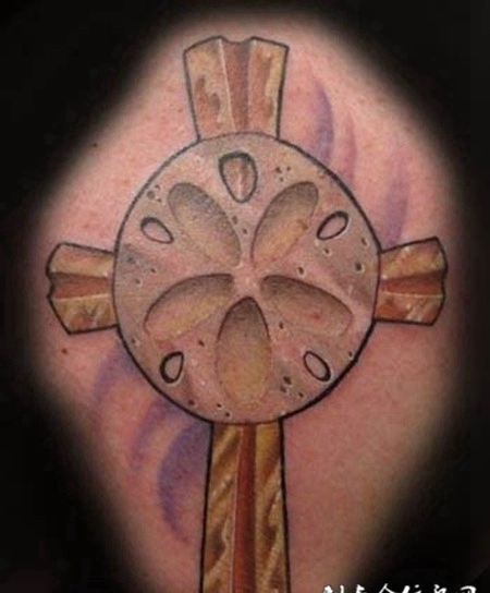 大臂上的十字架花朵纹身图案