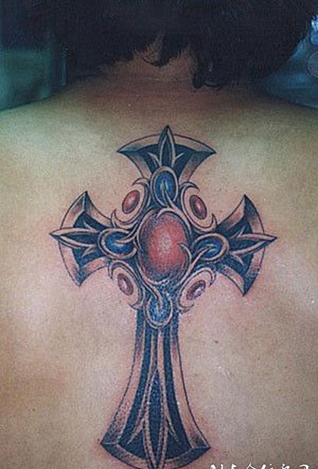 后背上的宝石十字架纹身图案