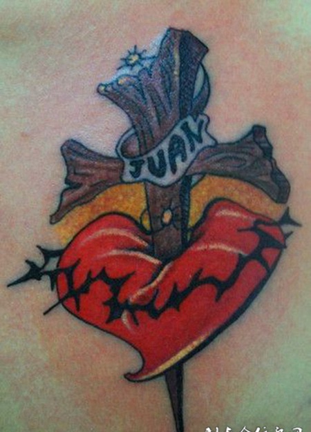 胸前的十字架心纹身图案