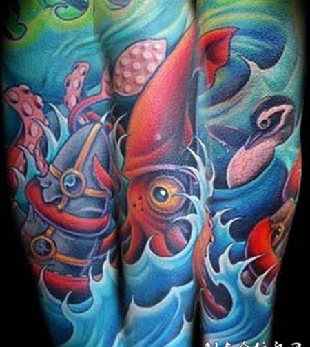 大臂上的水花章鱼纹身图案