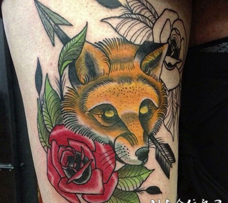 大腿上的狐狸和玫瑰花纹身图案