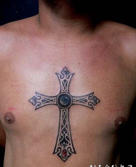 胸前的十字架纹身图案