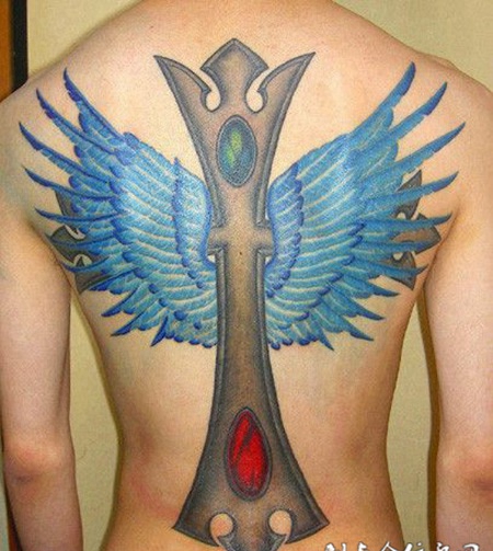 后背上长翅膀的十字架纹身图案