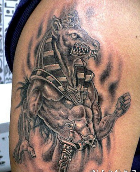 大臂上的埃及勇士纹身图案
