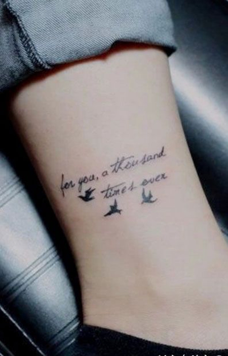 脚踝上的英文飞鸟纹身图案