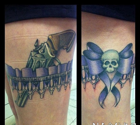 大腿上的手枪与骷髅纹身图案