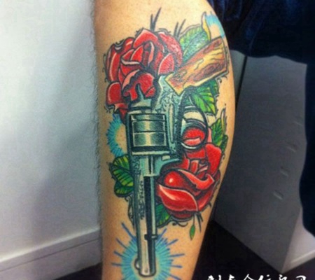 小腿上的玫瑰手枪纹身图案
