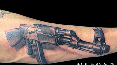 小腿上的机枪纹身图案
