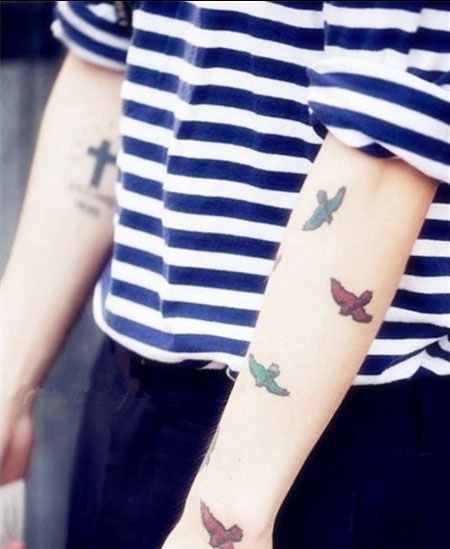 手臂彩色飞鸟纹身图案