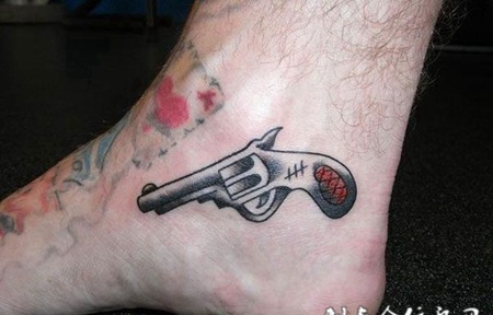 脚踝上的手枪纹身图案