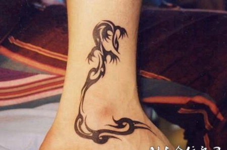 脚腕上的简易图腾纹身图案