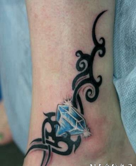 脚腕上的钻石图腾纹身图案
