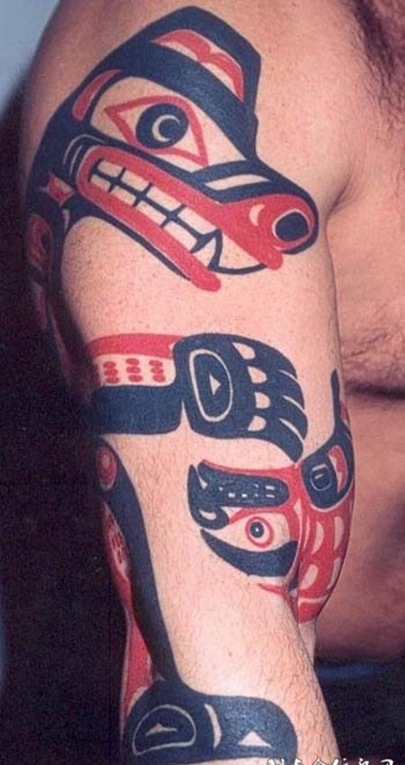 大臂上的图腾狗纹身图案