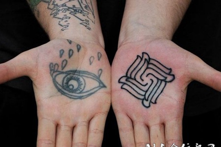 手心中的眼睛和图腾纹身图案