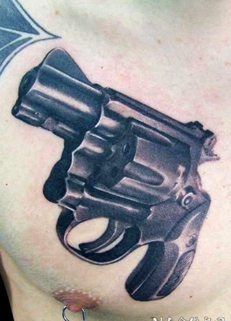 胸前的手枪纹身图案