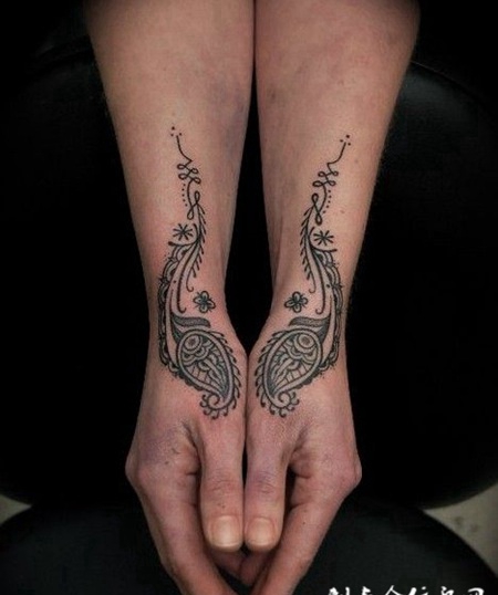 虎口处的羽毛纹身图案