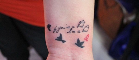 手腕英文飞鸟纹身图案