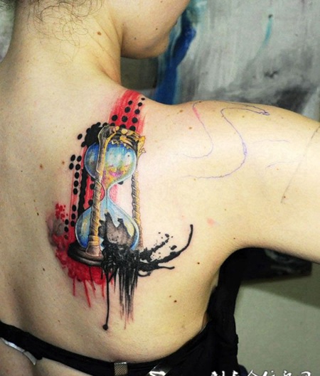后背上的沙漏纹身图案