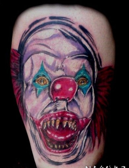 大腿上的小丑纹身图案