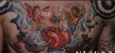 胸前的心脏天使恶魔纹身图案