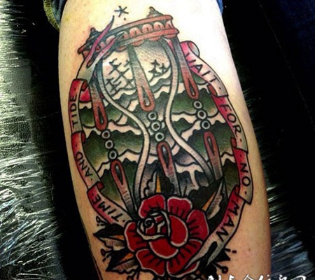 小腿上的沙漏玫瑰花纹身图案