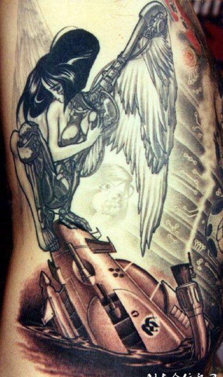 腰侧的火箭外星人纹身图案