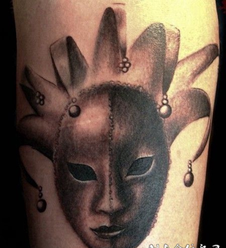 大臂上的小丑纹身傻瓜