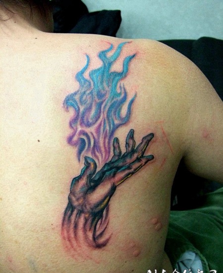 后背上的火焰手纹身图案