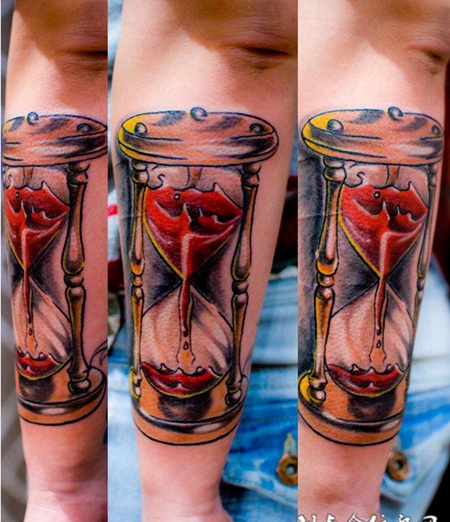 小臂上的沙漏纹身图案