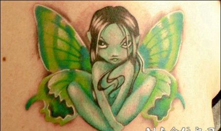 腰侧的小精灵纹身图案
