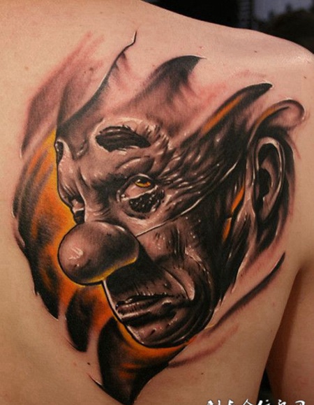 后背上的小丑的纹身图案