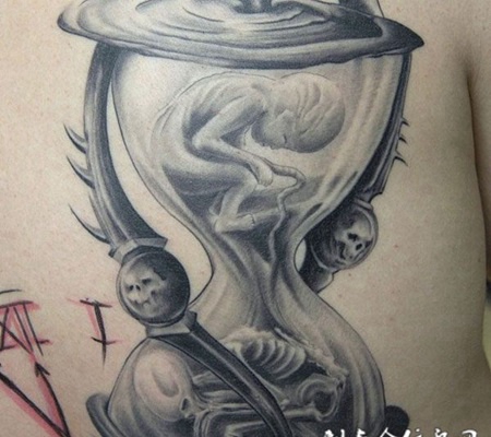 后背上的沙漏婴儿纹身图案