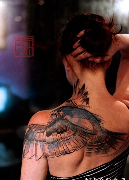 后背上的飞鸟纹身图案