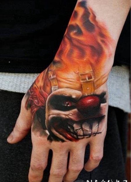 手背上的小丑纹身图案