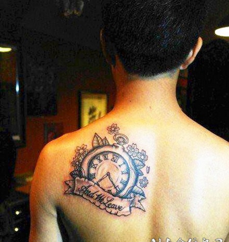 后背上的时钟纹身图案