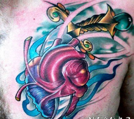 胸前的匕首心纹身图案