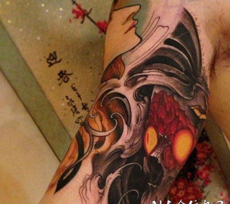 大臂上的美女骷髅纹身图案