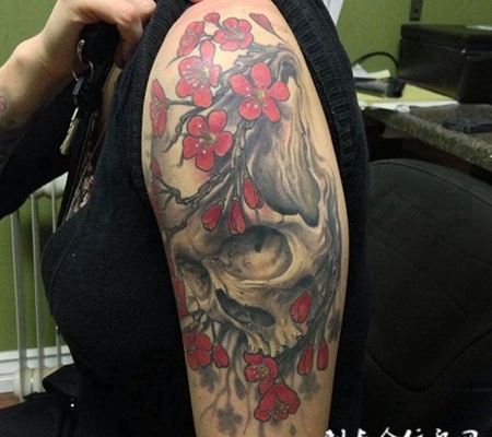 大臂上的樱花骷髅头纹身图案