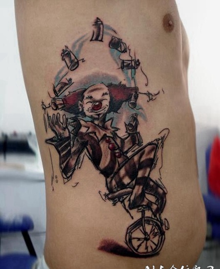 腰侧的小丑单车纹身图案