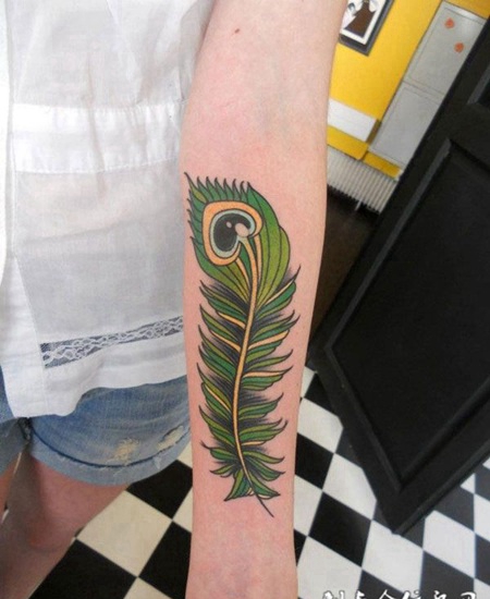 小臂上的羽毛纹身图案