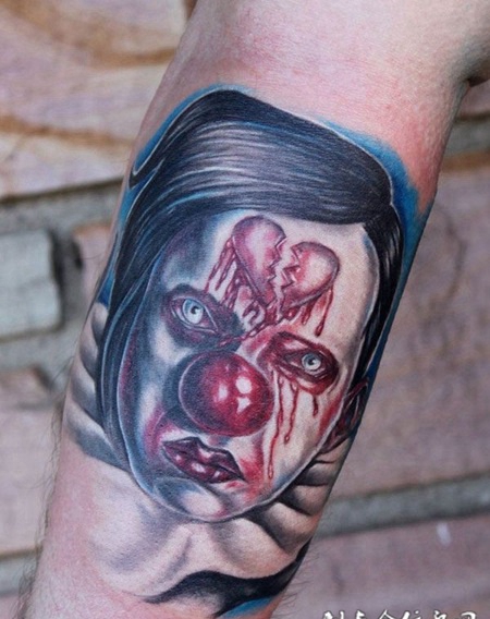 小臂上的血色小丑纹身图案