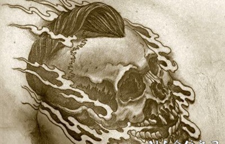 胸前的朋克骷髅头纹身图案