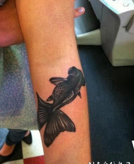 小臂上的黑色金鱼纹身图案