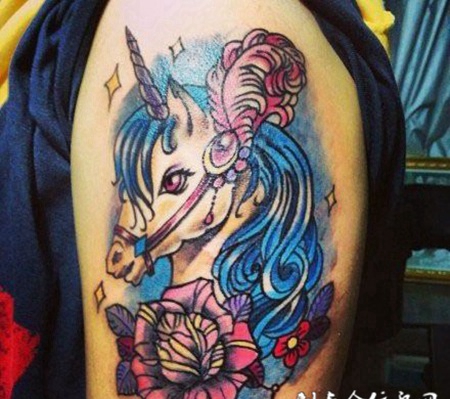 大臂上的独角兽纹身图案