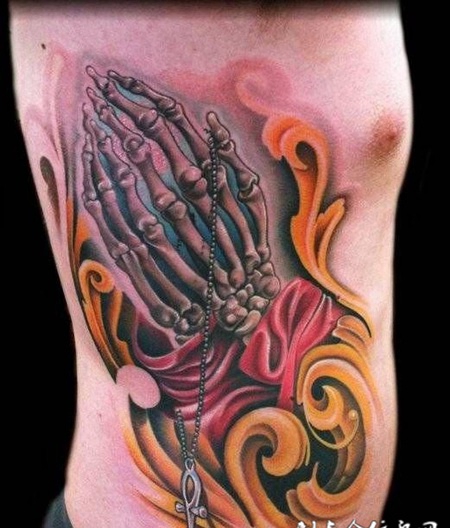 腰侧的骷髅手纹身图案